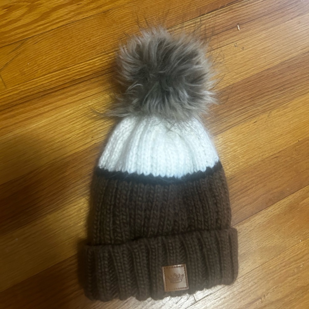 Never Worn Brown & Cream Knit Pom Beanie 🤍🤎